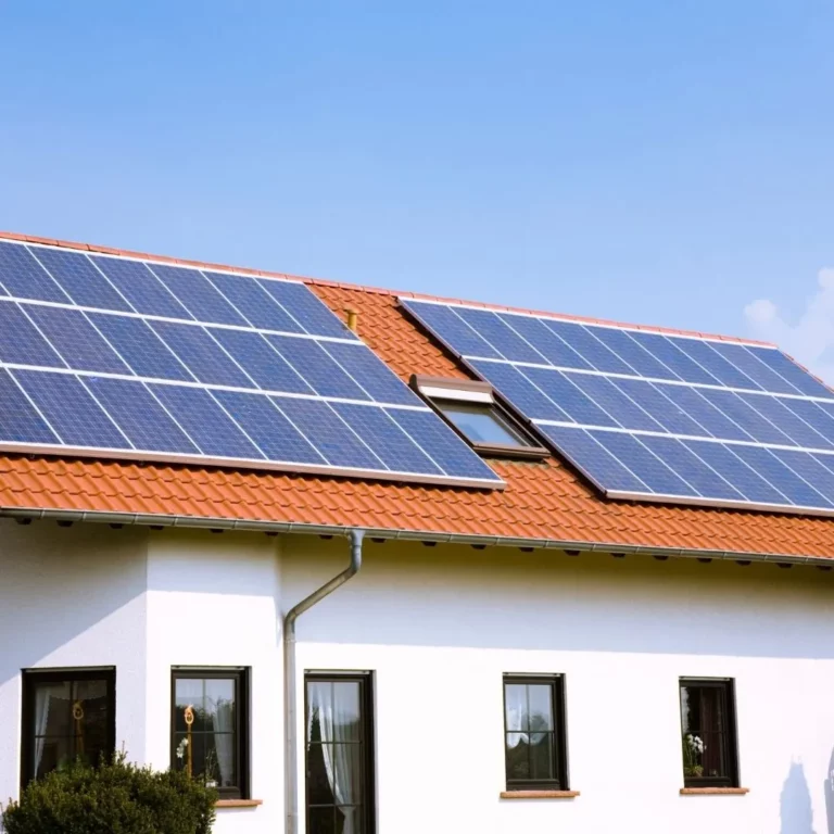 panneaux solaires sur un toit de maison